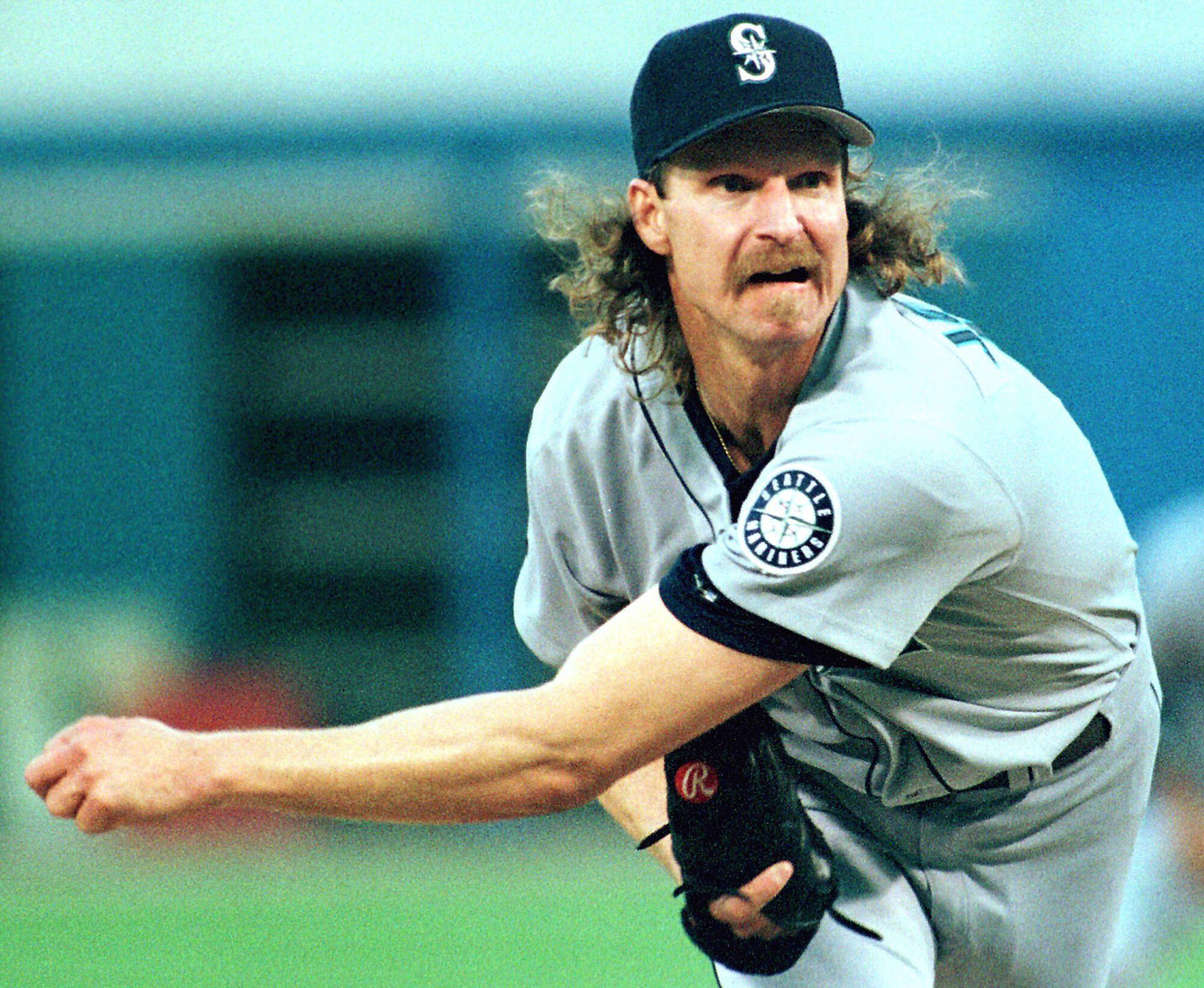 The Seattle Mariners' Randy Johnson follows through on a pitch against the Chicago White Sox at Comisky Park in Chicago. (Daniel Lippitt / Getty Images / Tribune News Services)