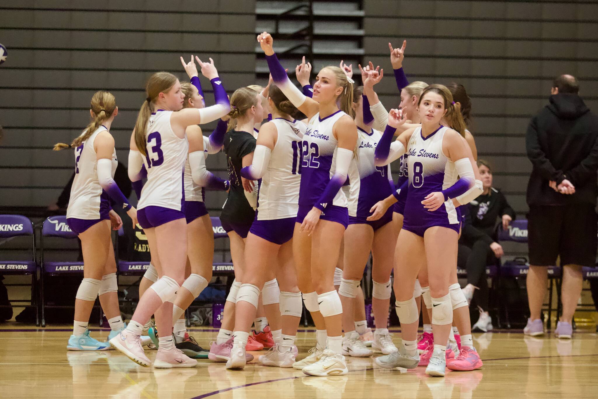 Lake Stevens volleyball breaks out of a timeout during its 3-0 win against Mount Si in the District 1/2 4A semifinals at Lake Stevens High School on Nov. 13, 2025. (Joe Pohoryles / The Herald)