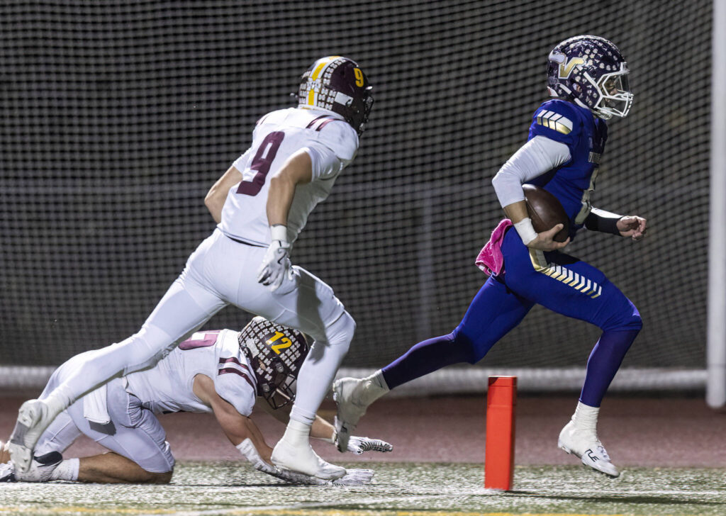 Lake Stevens’ Blake Moser runs the ball into the end zone for a touchdown during the 4A state football quarterfinal game against Moses Lake on Nov. 22, 2025 in Lake Stevens, Washington. (Olivia Vanni / The Herald)
