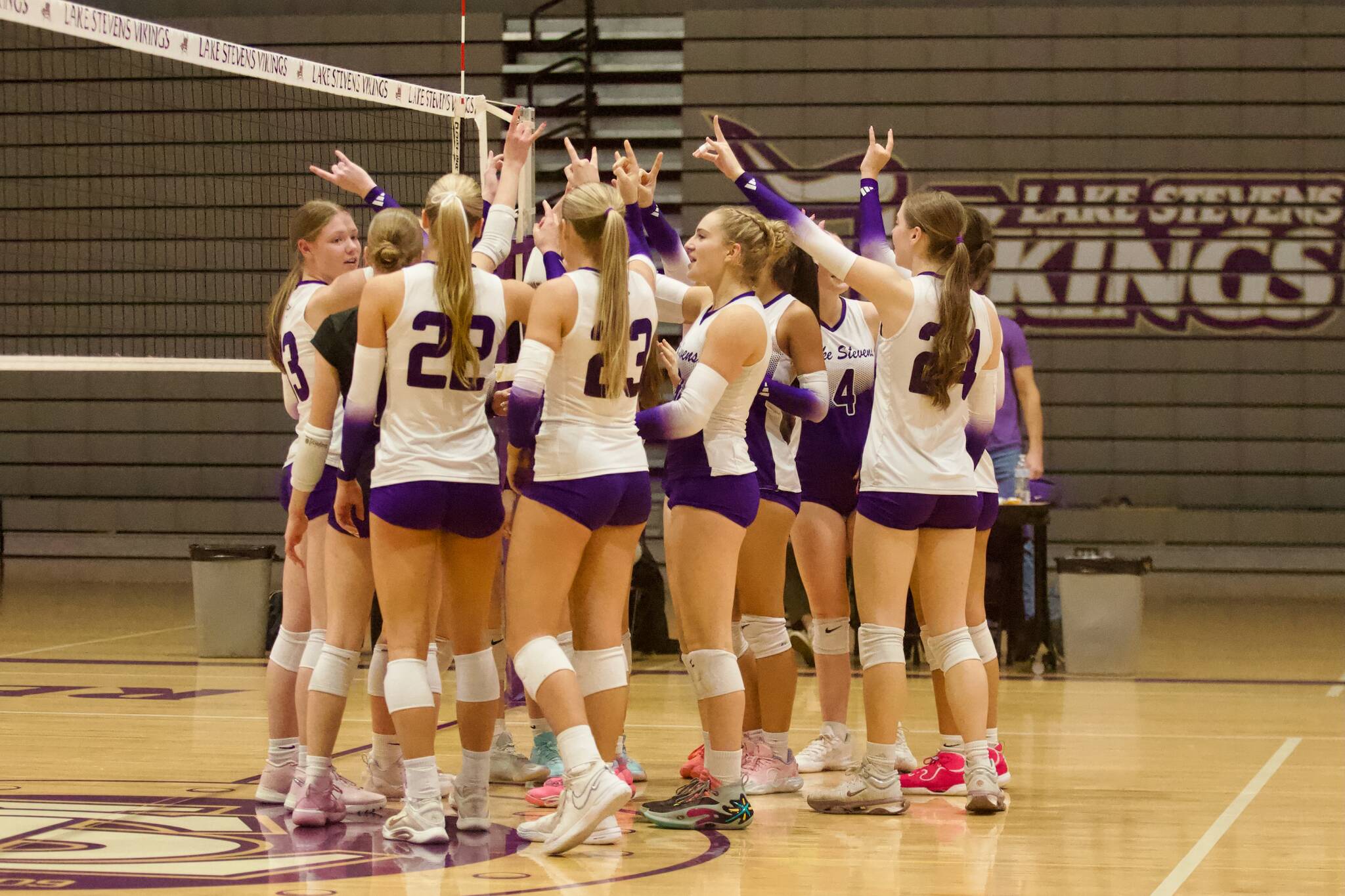 Lake Stevens volleyball huddles together after securing a 3-0 win against Mount Si in the District 1/2 4A semifinals at Lake Stevens High School on Nov. 13, 2025. (Joe Pohoryles / The Herald)