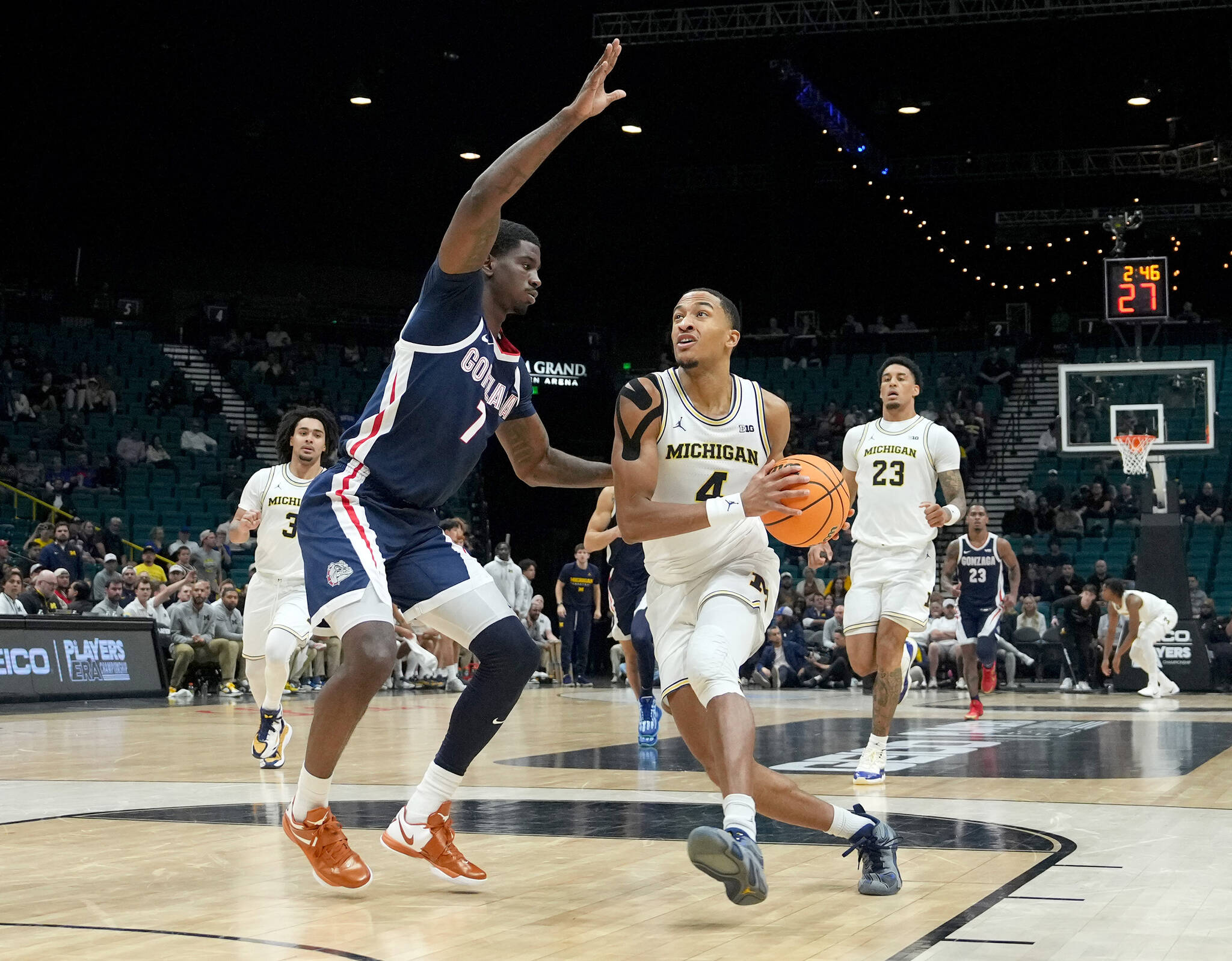 Michigan's Nimari Burnett (4) drives to the basket against Gonzaga's Tyon Grant-Foster (7) in the first half of the championship game of the 2025 Players Era Championship Tournament at MGM Grand Garden Arena on Wednesday, Nov. 26, 2025, in Las Vegas. (Candice Ward / Getty Images / Tribune News Services)