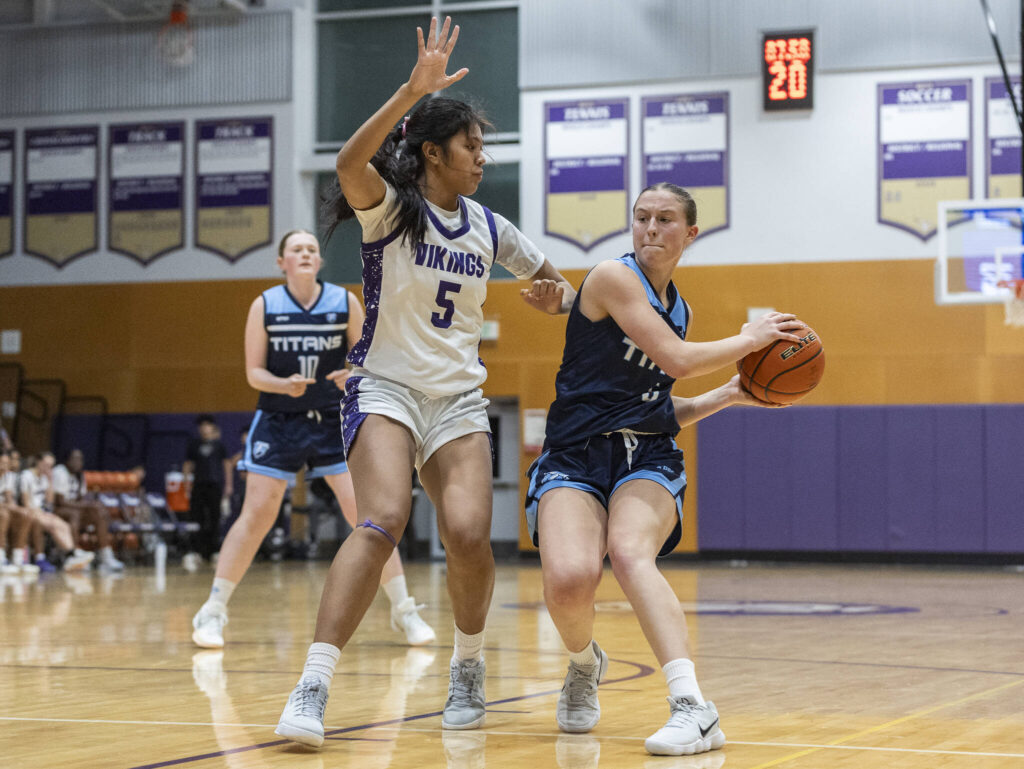 Lake Stevens’ Noelani Tupua guards Tenison Woods’ Macca Burke during the game on Dec. 2, 2025 in Lake Stevens, Washington. (Olivia Vanni / The Herald)
