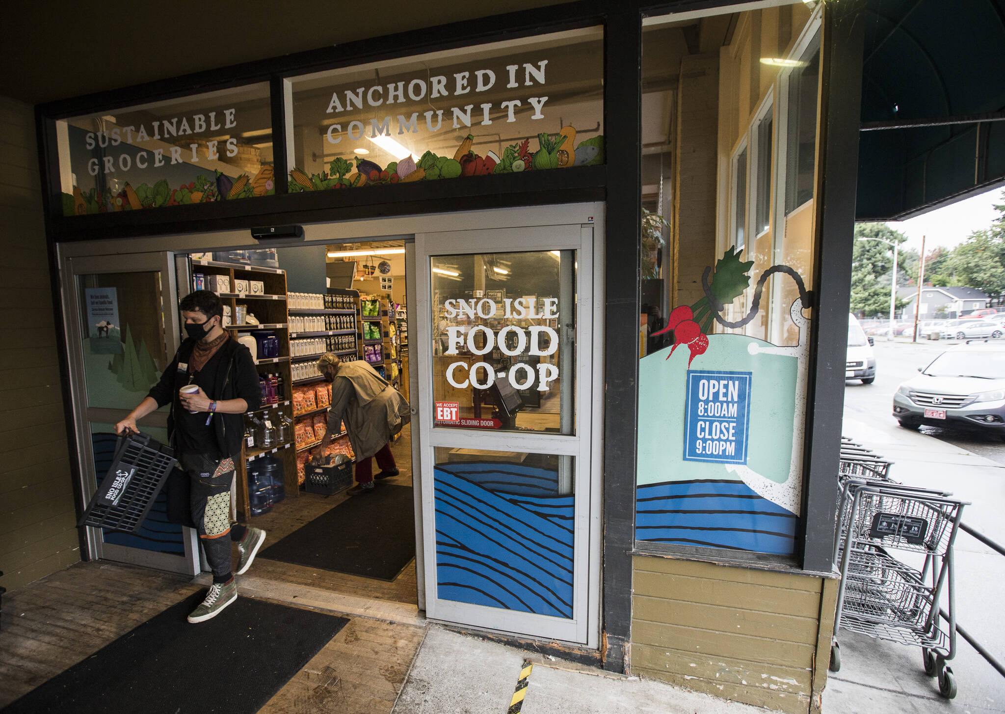 Customers walk in and out of the Sno-Isle Food Co-op on Friday, Sept. 17, 2021 in Everett, Wa. (Olivia Vanni / The Herald)