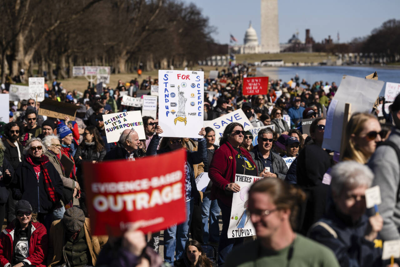 Demonstrators at the Stand Up for Science rally at the Lincoln Memorial in Washington, March 7. Some 1,900 leading researchers accused the Trump administration in an open letter on March 31, of conducting a wholesale assault on U.S. science that could set back research by decades and that threatens the health and safety of Americans. (Eric Lee / The New York Times)