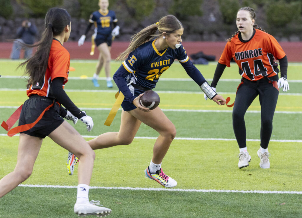Everett&rsquo;s Anna Luscher runs the ball against Monroe during the game on Wednesday, Jan. 14, 2026 in Everett, Washington. (Olivia Vanni / The Herald)
