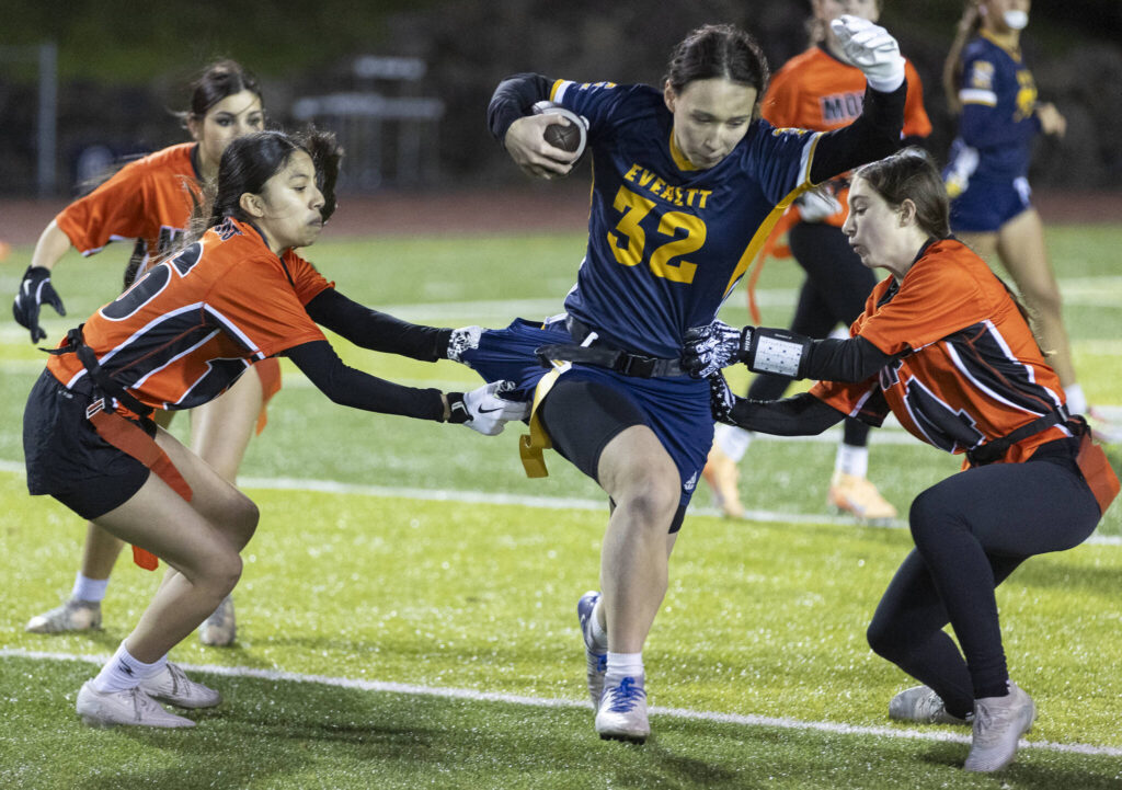 Everett&rsquo;s Celis Roberson runs the ball against Monroe during the game on Wednesday, Jan. 14, 2026 in Everett, Washington. (Olivia Vanni / The Herald)
