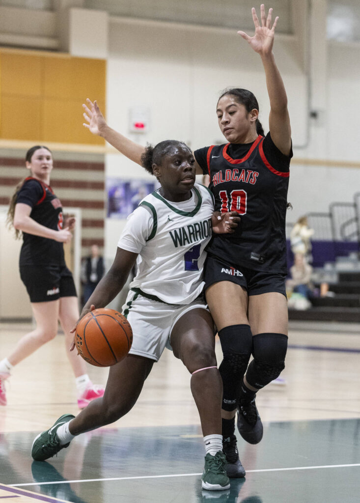 Edmonds-Woodway&rsquo;s Zaniyah Jones drives to the hoop during the game against Archbishop Murphy on Tuesday, Jan. 20, 2026 in Edmonds, Washington. (Olivia Vanni / The Herald)
