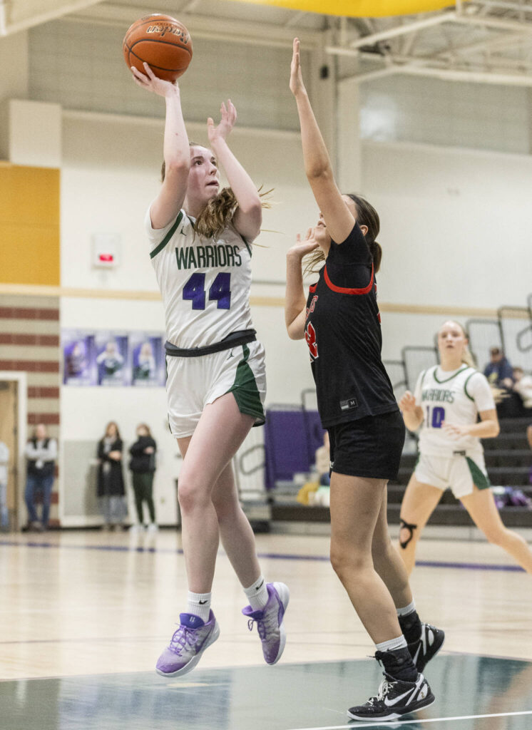 Edmonds-Woodway&rsquo;s Amelia Faber takes a jump shot during the game against Archbishop Murphy on Tuesday, Jan. 20, 2026 in Edmonds, Washington. (Olivia Vanni / The Herald)
