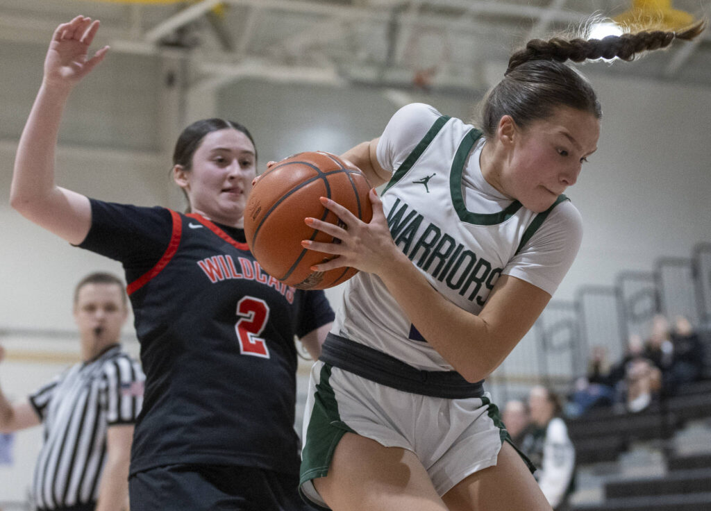 Edmonds-Woodway&rsquo;s Jane Hanson jumps to grab a loose ball during the game against Archbishop Murphy on Tuesday, Jan. 20, 2026 in Edmonds, Washington. (Olivia Vanni / The Herald)
