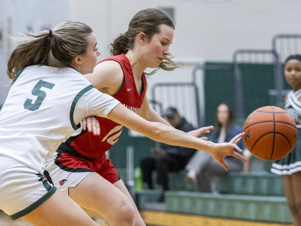 Jackson&rsquo;s Mackenzie Pepin knocks the ball away from Snohomish&rsquo;s Lizzie Allyn during the game on Thursday, Jan. 22, 2026 in Mill Creek, Washington. (Olivia Vanni / The Herald)
