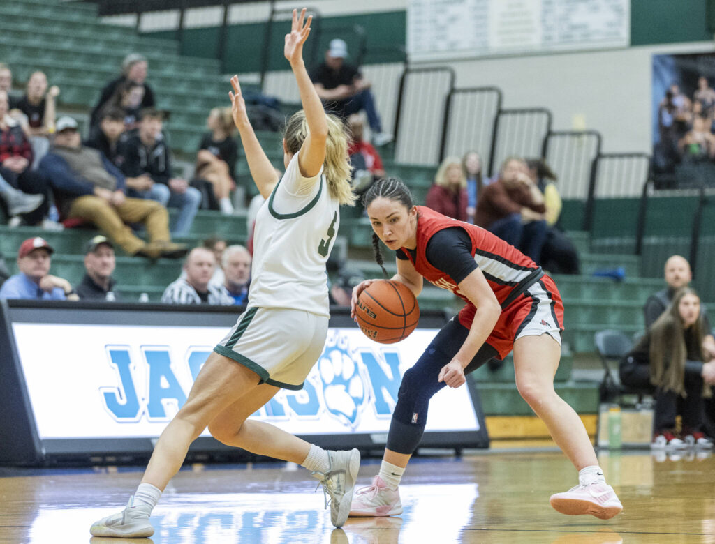 Snohomish&rsquo;s Sienna Capelli dribbles around Jackson&rsquo;s Mackenzie Pepin during the game on Thursday, Jan. 22, 2026 in Mill Creek, Washington. (Olivia Vanni / The Herald)
