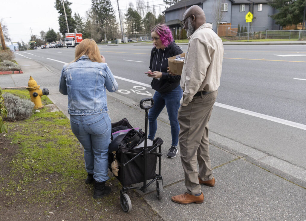 Amanda Amoruso and Jobe Momodou asks an individual PIT survey questions outside along Casino Road on Tuesday, Jan. 27, 2026 in Everett, Washington. (Olivia Vanni / The Herald)
