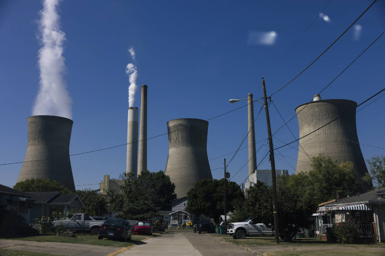A neighborhood in Poca, W.Va., across the Kanawha River from the John Amos Power Plant, a three-unit, coal-fired power plant in Winfield, W.Va., Sept. 19, 2025. In a reversal, the Environmental Protection Agency plans to calculate only the cost to industry when setting pollution limits, and not the monetary value of saving human lives, documents show. (Alyssa Schukar / The New York Times)