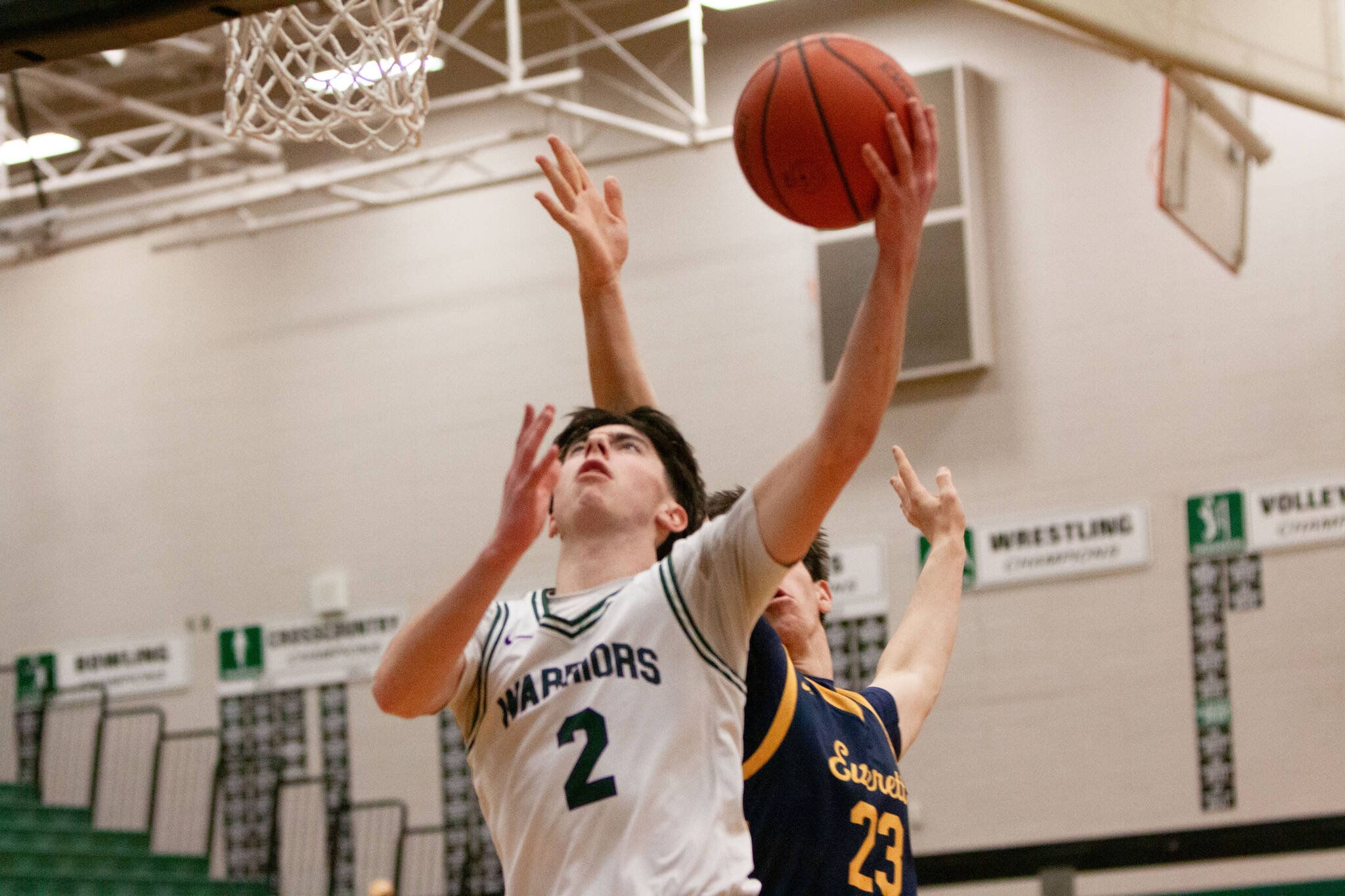 Edmonds-Woodways Andreas Simonsen lays the ball in against Everett during a district basketball game on Saturday, Feb. 21, 2026 at Jackson H.S. in Mill Creek. (Qasim Ali / The Herald)