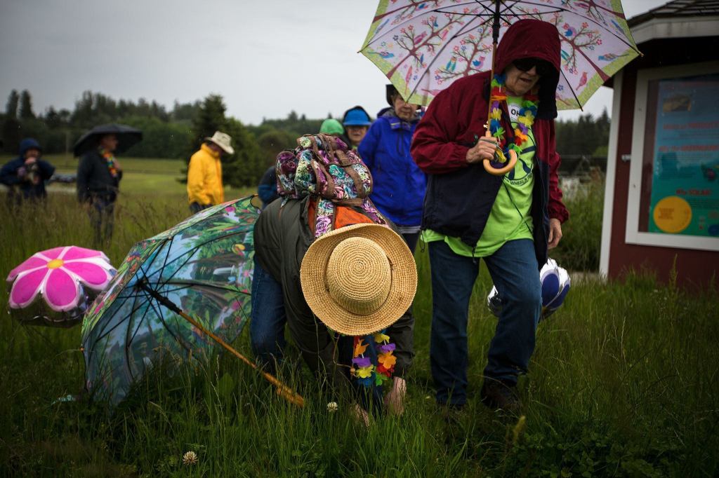 Debbie Diggins takes a moment to tie her shoe during the Meals on Wheels Walkathon and fundraiser on May 21 on Whidbey Island. (Daniella Beccaria / For the Herald)