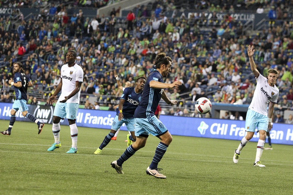 Seattle&rsquo;s Michael Farfan (center) controls the ball in West Ham United&rsquo;s zone during an international friendly match at CenturyLink Field in Seattle on Tuesday. (Ian Terry / The Herald)