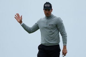 Stenson leads, Mickelson a shot back at chilly British Open