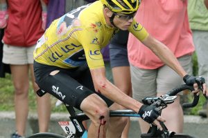 Froome crashes, but maintains Tour de France lead