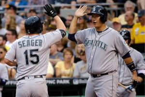 Hernandez overcomes shaky start, Mariners top Pirates 7-4