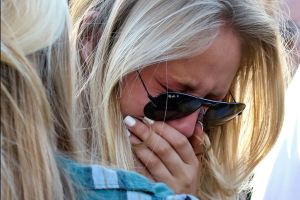Mukilteo gathers to mourn deaths of three Kamiak grads