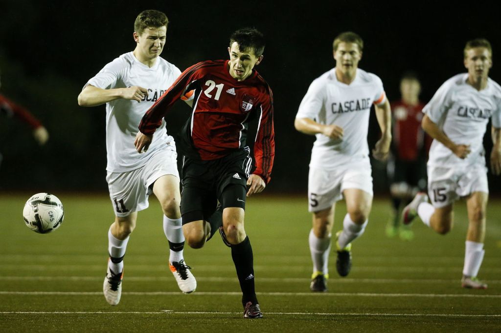Snohomish&rsquo;s Logan Stapleton (21) runs past Cascade defender Ben Bledsoe (11) during a Wesco 4A boys soccer match on Tuesday at Everett Memorial Stadium.