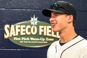 Silvertips goalie Hart throws out first pitch for Mariners