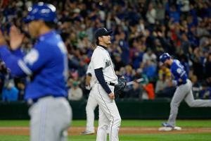 Blue Jays pummel Iwakuma, sinking Mariners 10-2