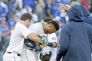 Mariners still alive after 2-1 win over Blue Jays in 12 innings