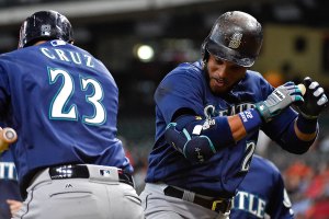 Mariners pummel Astros 12-4, stay alive in postseason race
