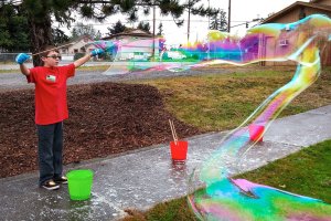 Stanwood woman uses Bubbleology to teach concepts of science