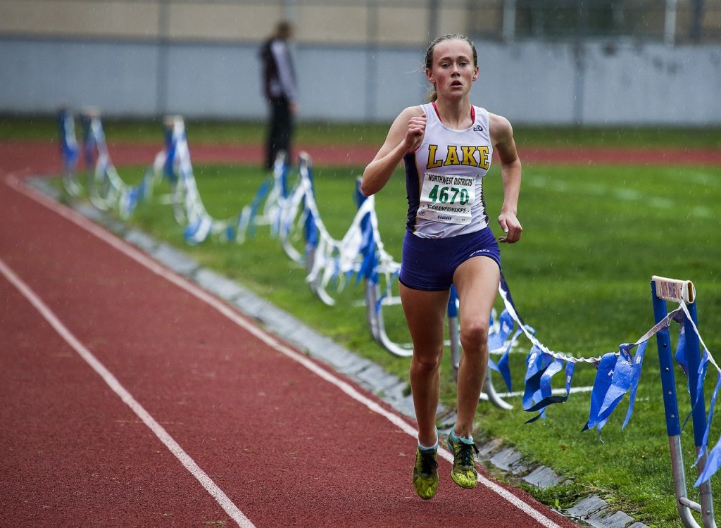 Lake Stevens&rsquo; Taylor Roe heads down the home stretch with no competitors in sight during the girls 4A District 1 cross country meet at South Whidbey High School on Saturday. (Ian Terry / The Herald)