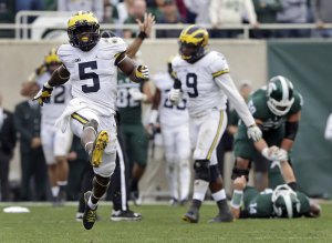 UW sticks at No. 4, WSU cracks top 25 in AP college football poll