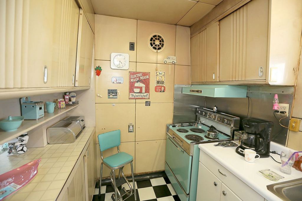 Cabinets, walls and ceiling &mdash; everything is metal in Sue Williams&rsquo; Canton, Ohio, home, a prefab Lustron house made in 1950. (Michael Chritton/Akron Beacon Journal/TNS)