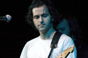 Dweezil Zappa plays … whatever he wants