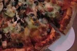 Everett’s White Buffalo Saloon pizza piles it on