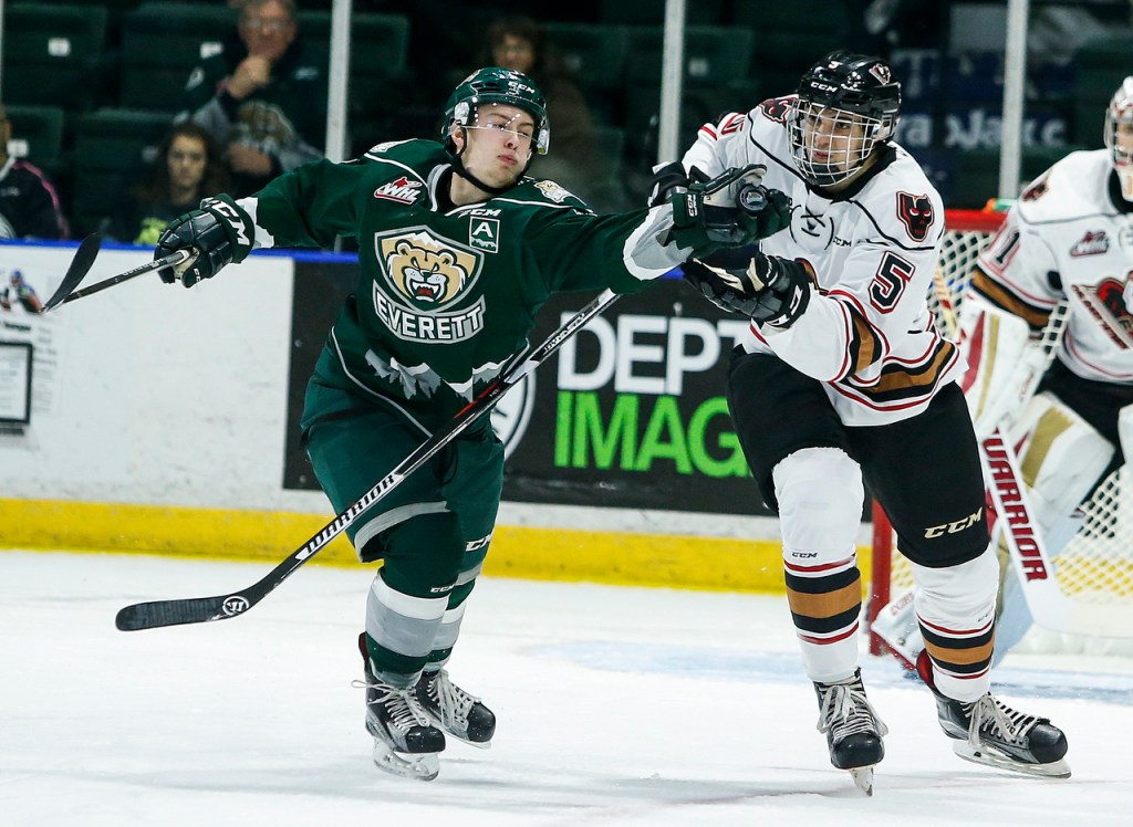 Silvertips left wing Matt Fonteyne (left) bats the puck away from Calgary&rsquo;s Jackson van de Leest during Everett&rsquo;s 6-1 win over Calgary on Tuesday at Xfinity Arena in Everett. (Ian Terry / The Herald)