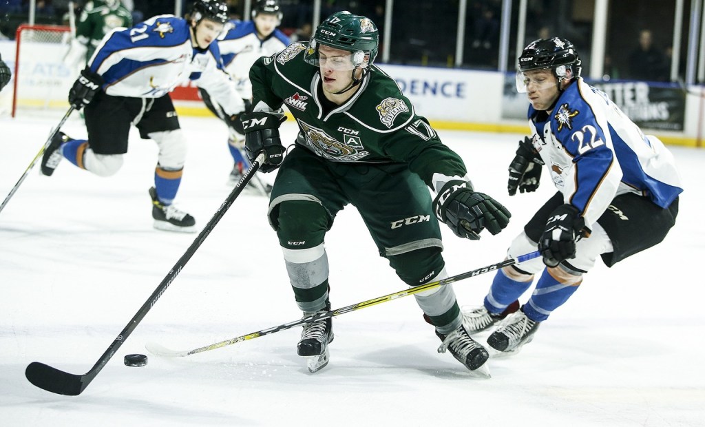 Silvertips left wing Matt Fonteyne (17) protects the puck from Kootenay&rsquo;s Zak Zborosky (22) during a game Wednesday at Xfinity Arena in Everett. (Ian Terry / The Herald)