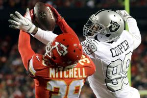 Chiefs beat Raiders, seize control of AFC West