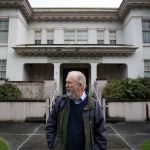 Jack O&rsquo;Donnell looks down the street, where Longfellow Elementary School alum Henry Jackson lived, as he recalls his time attending the school in the 1950s on Tuesday in Everett. The school built in 1911 is scheduled for demolition to make way for a parking lot. (Andy Bronson / The Herald)