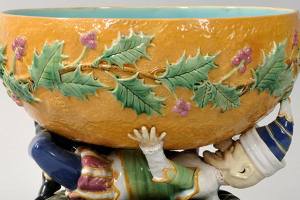 Christmas punch bowl that is decorated with holly and held by the famous puppet character Punch auctioned at Skinner&rsquo;s in Boston for $3,075 (Cowles Syndicate Inc.)