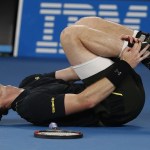 Murray advances at Australian Open despite tweaking an ankle