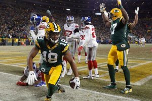 Packers overcome sluggish start, pummel Giants 38-13