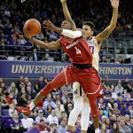 Washington State&rsquo;s Viont&rsquo;e Daniels (4) drives to score in front of Washington&rsquo;s Markelle Fultz in the second half of Sunday&rsquo;s game in Seattle. (AP Photo/Elaine Thompson)