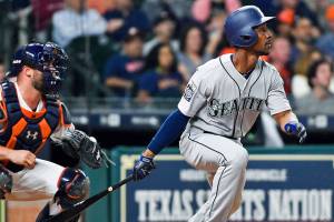 Dyson delivers clutch hit, M’s top Astros for 1st win of season