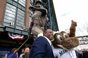 Mariners unveil statue honoring Ken Griffey Jr.