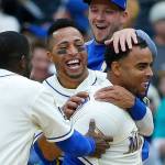 Cruz’s single caps 2-run rally in 9th as Mariners top Rangers