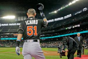 Suzuki returns to Seattle as member of 3,000-hit club
