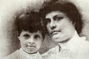 Annette Fitch-Brewer with her son, Isaac Curtis Brewer Jr., in the early 1900s. From 1906 to 1910, the woman from Ohio hid out in Lake Stevens after taking her little boy from a Cleveland hotel on Christmas Day 1905 against her wealthy ex-husband&rsquo;s wishes. (Everett Public Library photo)