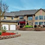 Extraordinary Newberg Crest home on acreage