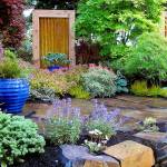 Two screen panels made of wood and rusted metal help to frame an outdoor room. Strategically spaced panels are a simple and cost-effective way to add a border to an outdoor living space. (Photo by Pam Roy)